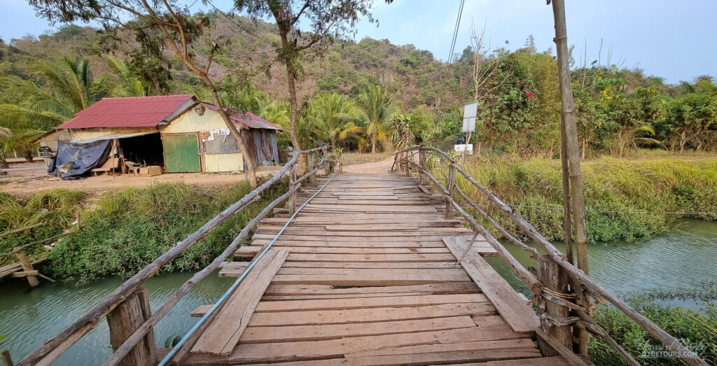We parked along the road to walk across the only usable bridge in the area to get to the (but not sturdy enough for our remorque) to get to the cave temple