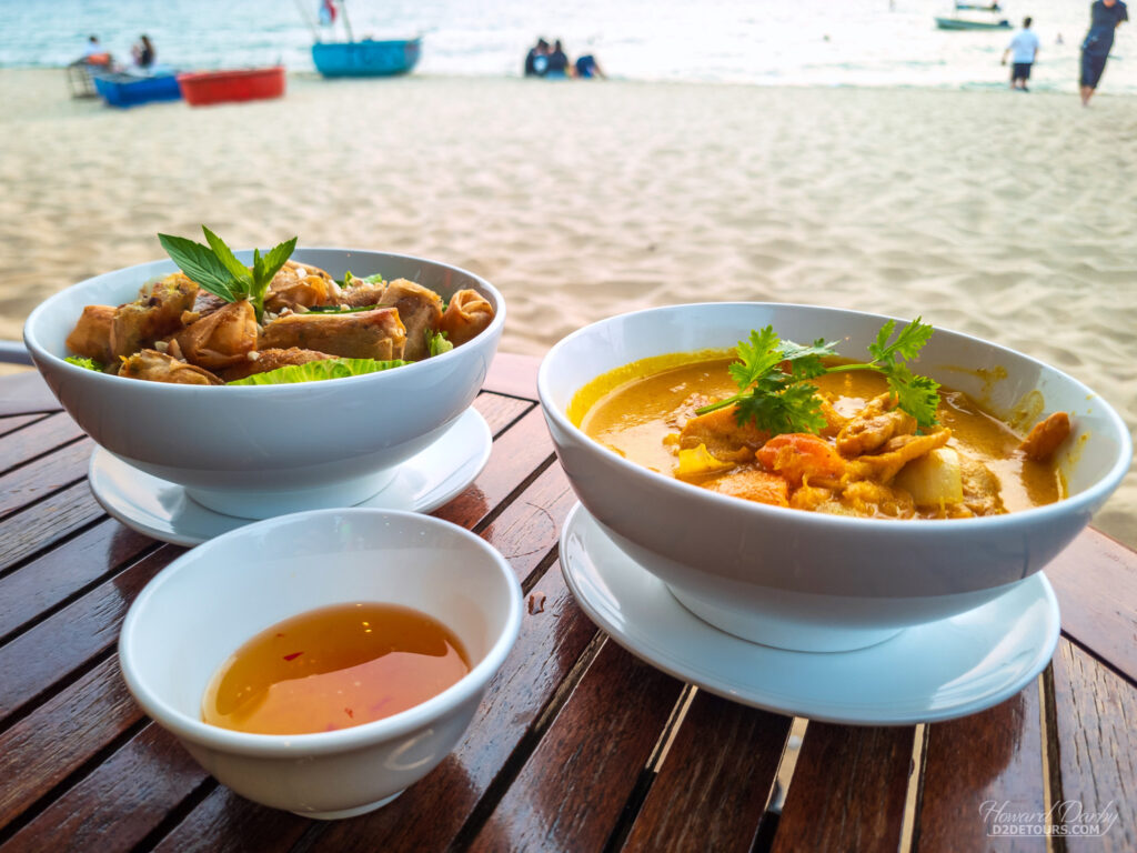 Dinner on the beach at Phương bình restaurant - Bún Thịt Nướng with rice vermicelli, pork and spring rolls (left), and Thai red curry