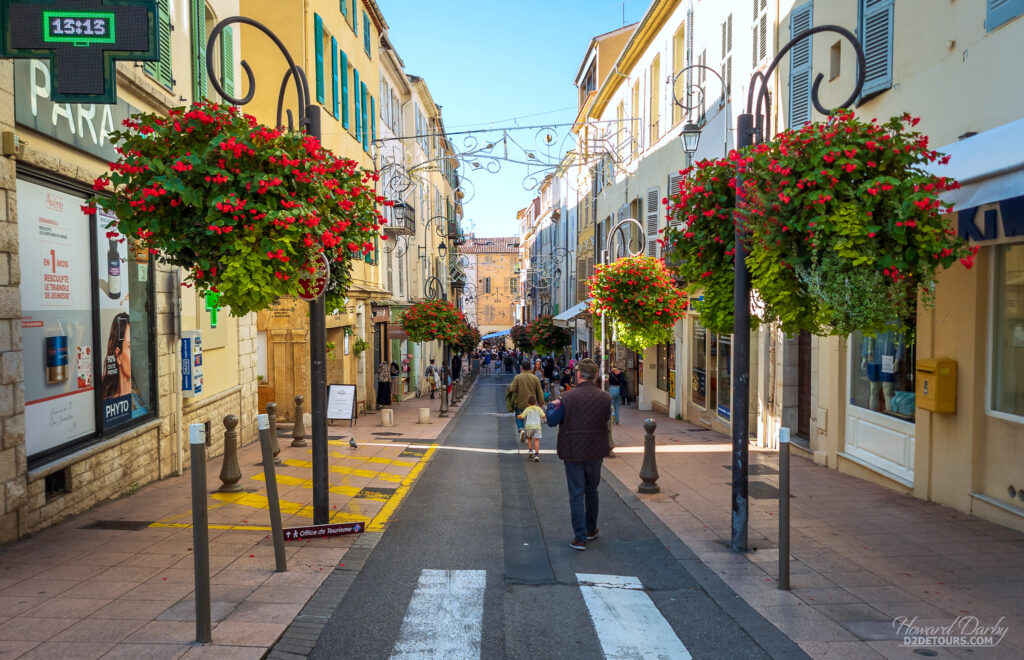 An Anitbes street